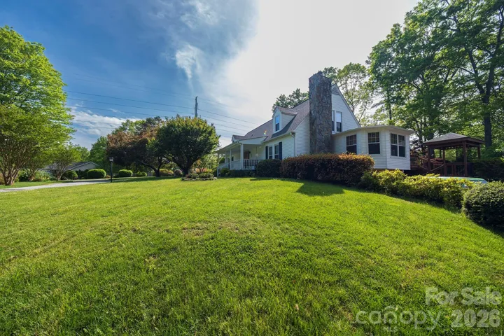 WELL MANICURED LEVELED FRONT YARD
