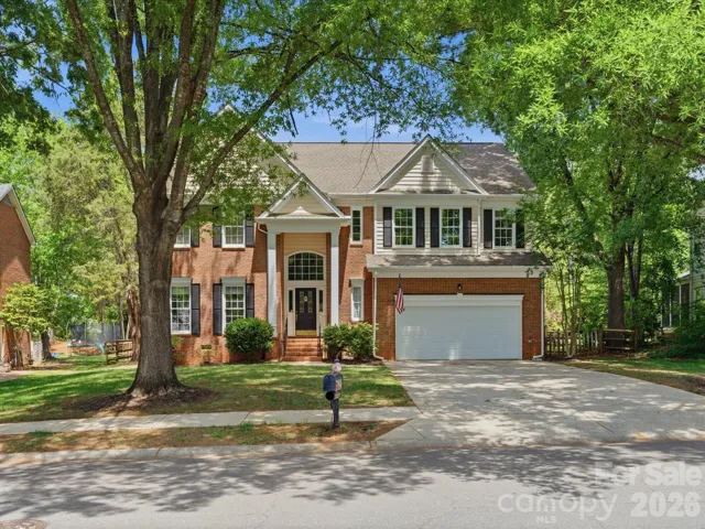 Beautiful Colonial on Cue-De-Sac