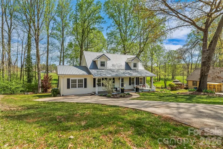 Welcome Home! 1548 Castell Lane