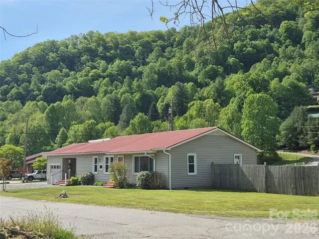 Single Level Home with Mountain Views!