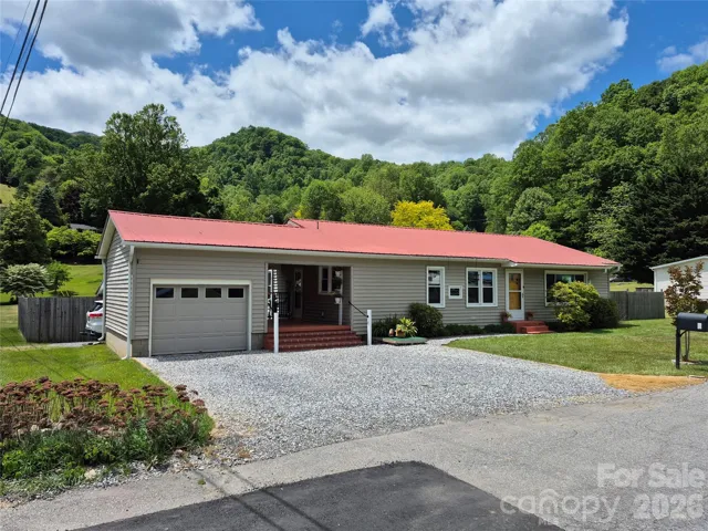 Single Level Home with Mountain Views!
