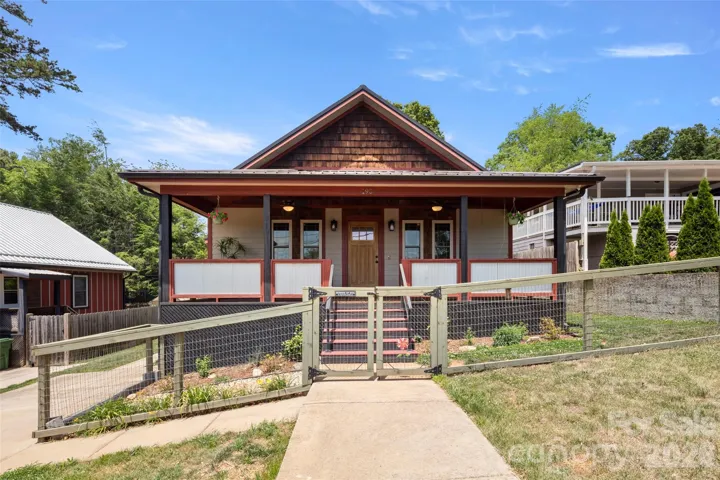 2 BR, 2 BA mountain-modern style and craftsman-inspired character