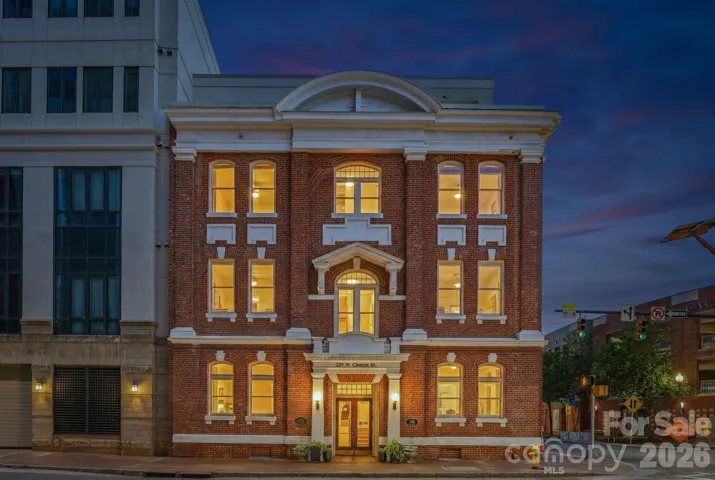 Historic charm and sophisticated Uptown living come together at Settlers Place, one of Charlotte’s most exclusive boutique luxury residences in the heart of Fourth Ward. Enjoy walkable access to restaurants, sporting events, theaters, and parks just outside your door.