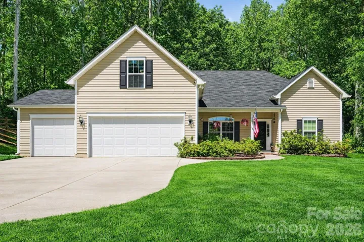 Hard to Find 4 BR 2 BA 3 Car Garage 1/3 Acre in Huntersville