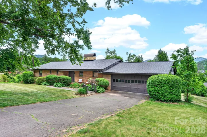 Iconic Lakeview Park Mid-Century Modern Gem