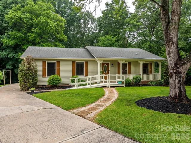 Welcome to this cozy Ranch home!