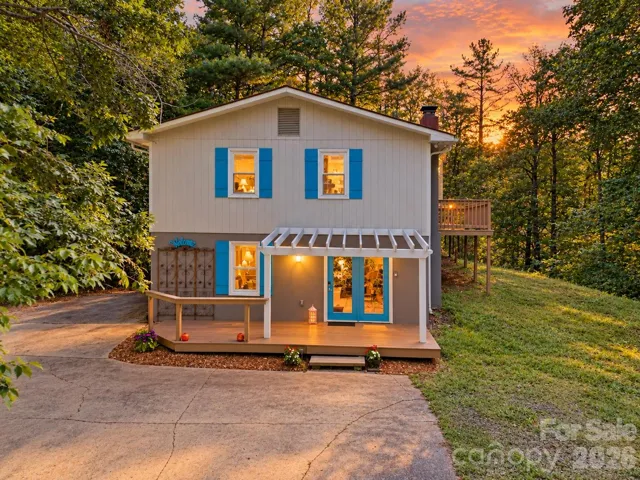 4 BEDROOMS + 1.4 ACRES + NO HOA + NEW ROOF + MINUTES TO DOWNTOWN BLACK MOUNTAIN! 95 Walker Cove Rd.