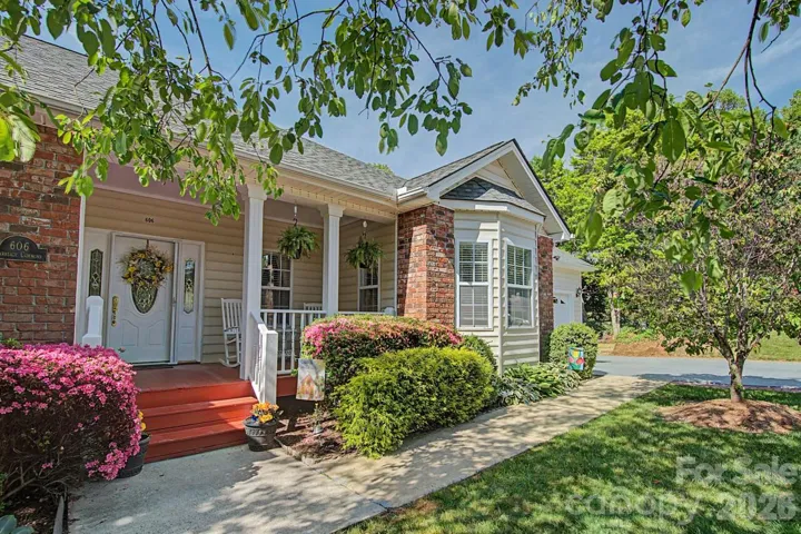 606 Carriage Commons