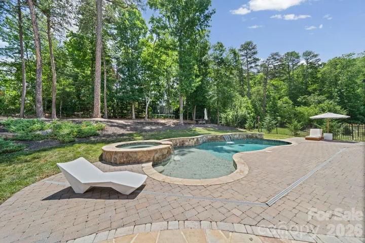 Pool w/sunshelf