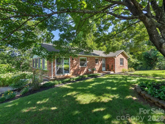 Welcome to 147 W Oakview Road!