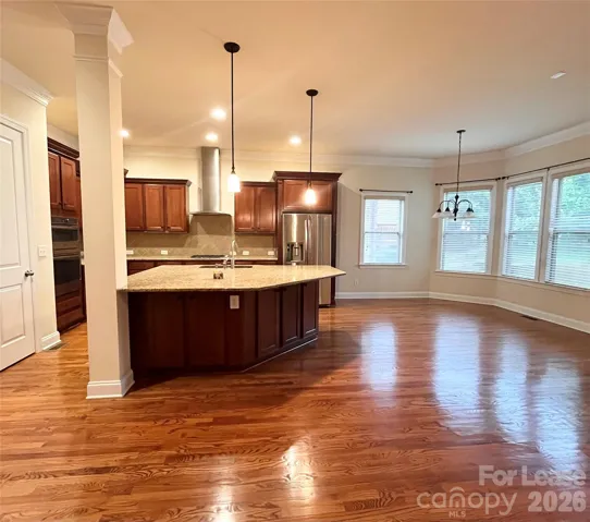 Beautiful Large Kitchen!