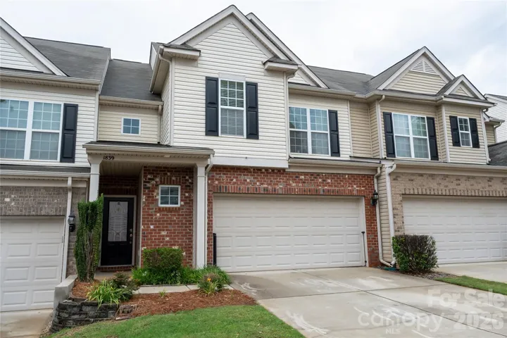 3beds 2baths with 2-car garage.