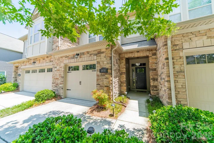 Great Curb Appeal!