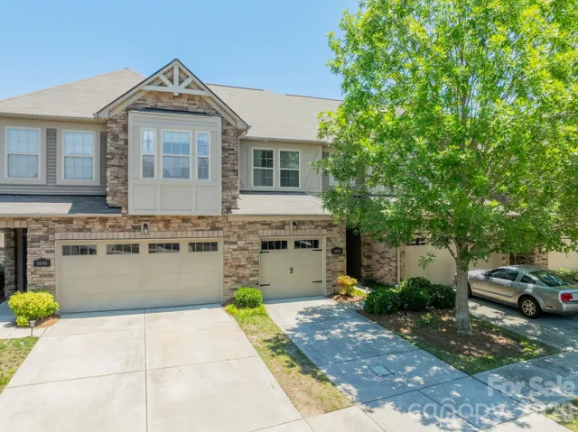Great Curb Appeal!