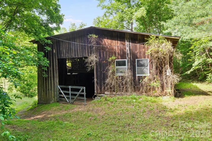 Spacious Tobacco Barn that has power and could be renovated into living space