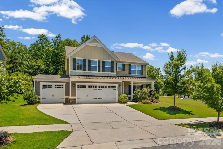 HARD TO FIND 3-CAR GARAGE!
