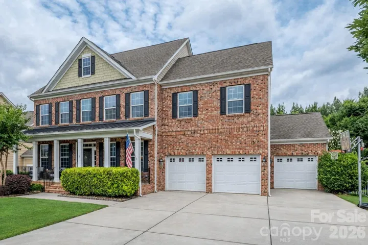 Cul de sac location and 3 car garage