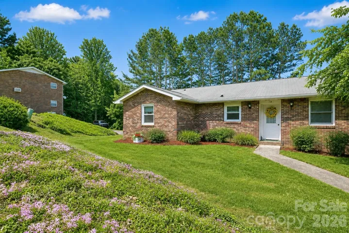 Available and ready to move-in!  Half of a sweet duplex conveniently located near the City of Hendersonville.