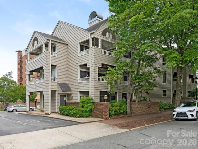 The best unit in the complex: corner penthouse with windows on 3 sides
