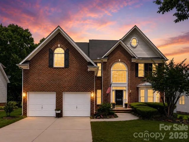 Located in the highly coveted NorthStone neighborhood, this home offers elegant curb appeal, spacious living, and convenient access to Lake Norman, Birkdale Village, golf, dining, and commuter routes.