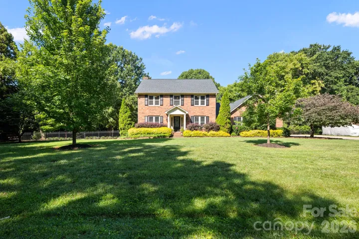 1307 Bennington Dr NW