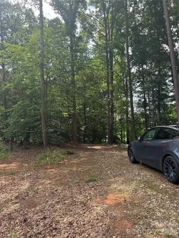 A car can make it down the Right driveway.