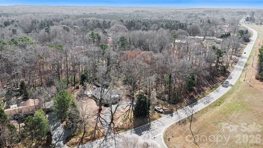 Country Living yet minutes from shopping!Property available for 100% Financing!