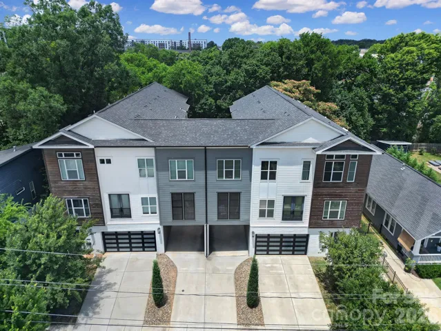 8 unit complex in the heart of the Belmont neighborhood.