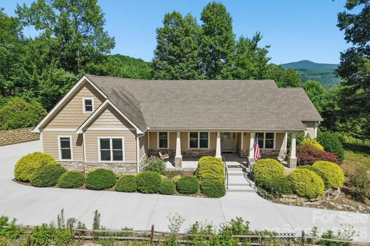 Welcome to 959 Silverglen Way! (Driveway virtually cleaned)