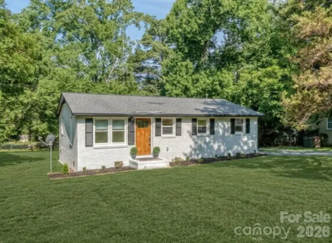 Updated ranch in the heart of Waxhaw