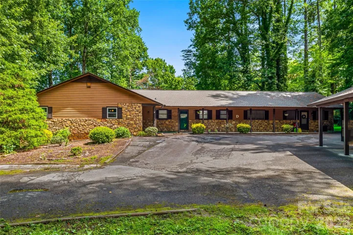 End unit offers privacy