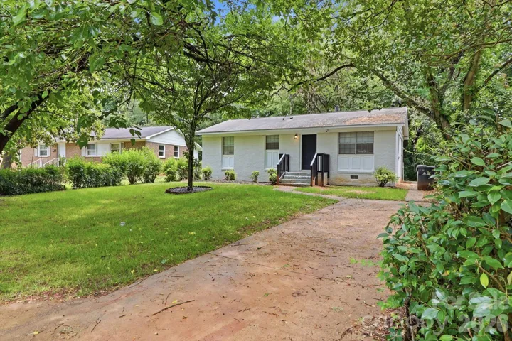 WELCOME HOME to 2121 Longleaf Dr!!