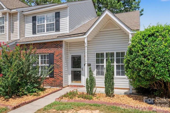 End-unit with extra windows and move-in ready