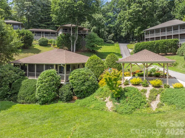 Wonderful Villa Home in sought after Hawks Crest - 5 minutes from Waynesville downtown
