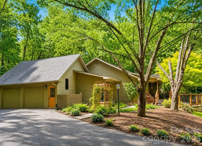 Peaceful downtown AVL location on 1.4 acres