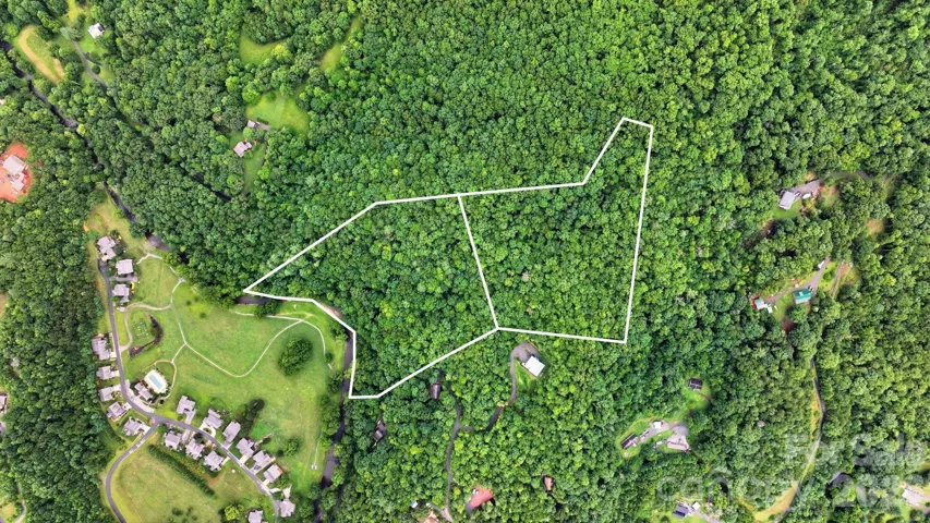 Lots 18 and 20 in Suntrace Circle sold as one listing.