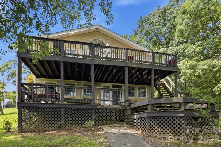 Welcome Home to the Lake Side!