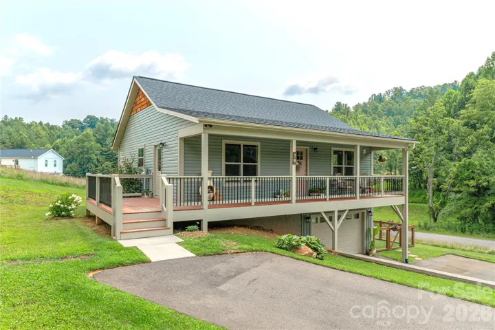 Mars Hill meticulously maintained cottage