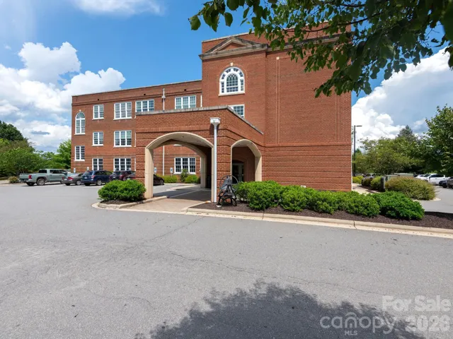 4 Vanderbilt Park Dr - front