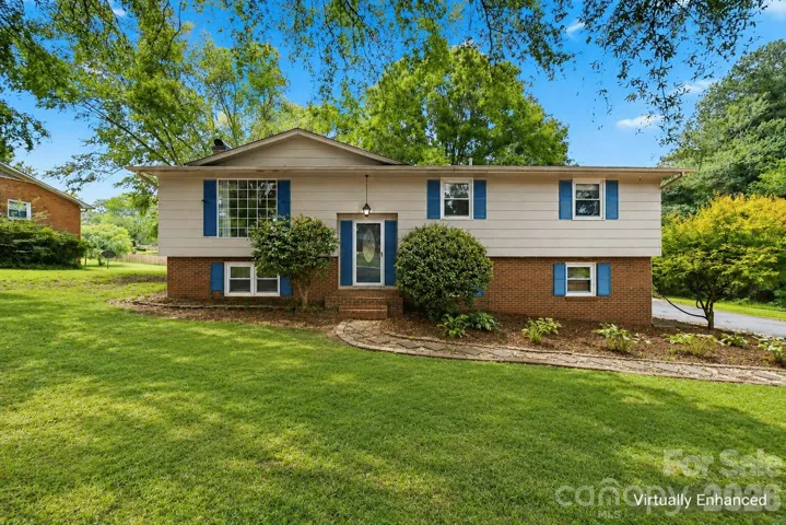 welcome home! Great 3 bedroom 2 1/2 bath split foyer in NE Hickory. Virtually enhanced.