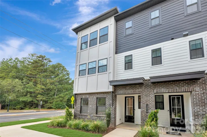 End-unit townhome in Ballantyne bringing abundant natural light