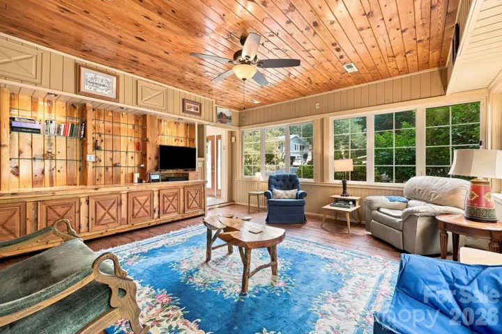 What a glorious sunroom!