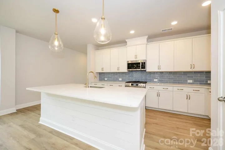 Photo Representation of Oakside Floorplan - Colors and selections may vary.
