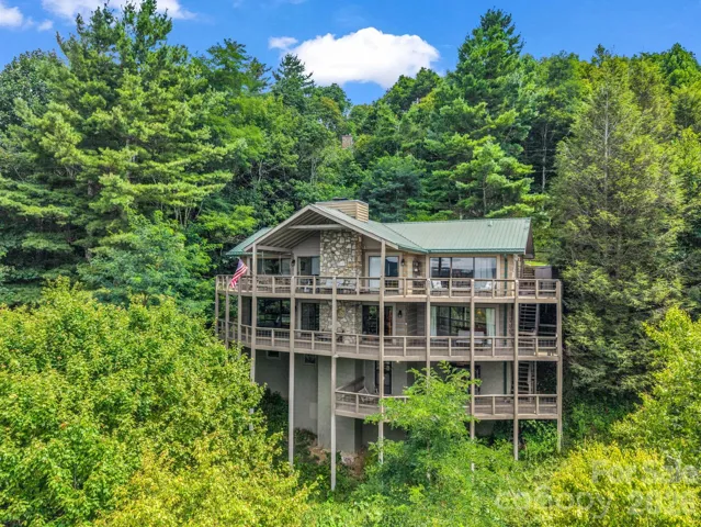 3 level house with AMAZING long range views!