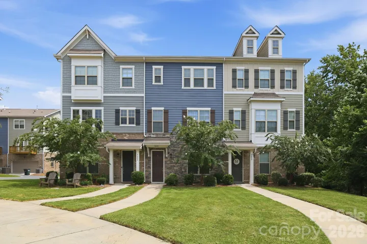Welcome Home! The middle blue unit is the one for YOU! 9604 Ainslie Downs St.Less than 7 miles to Panthers Stadium, minutes to Southpark.