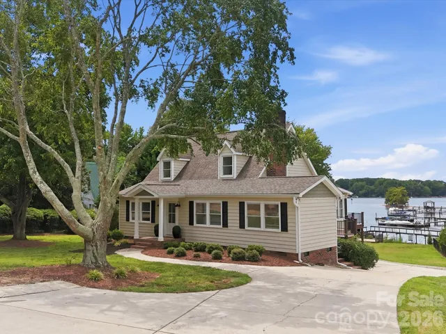 Charming Cape Cod Lake Norman Waterfront home!
