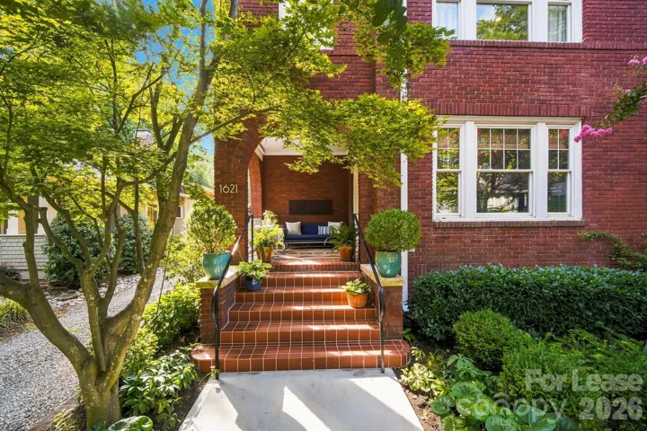Welcome to 1621 Lyndhurst Avenue