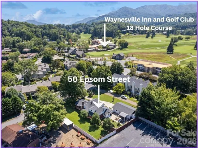A Historicly Charming 2 Bedroom 3 Bathroom Home Near the Waynesville Inn and Golf Club!