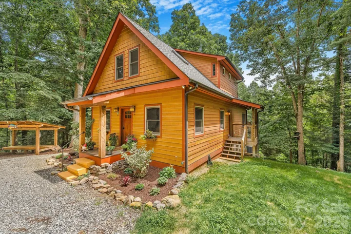 Welcome home! Take the circular driveway right up to the front door.