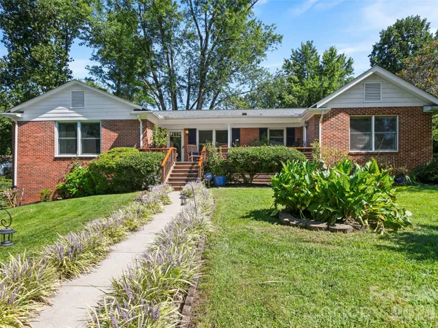Welcome to 101 Castlerock Dr!